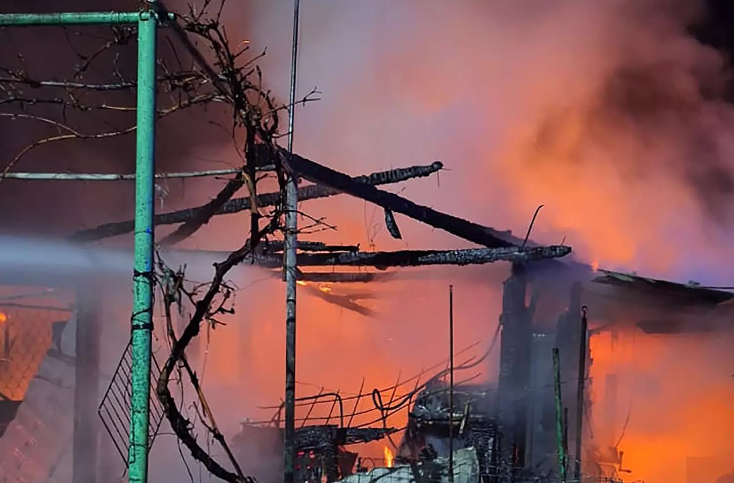 У Сваляві згорів гараж на приватному обійсті (ФОТО)