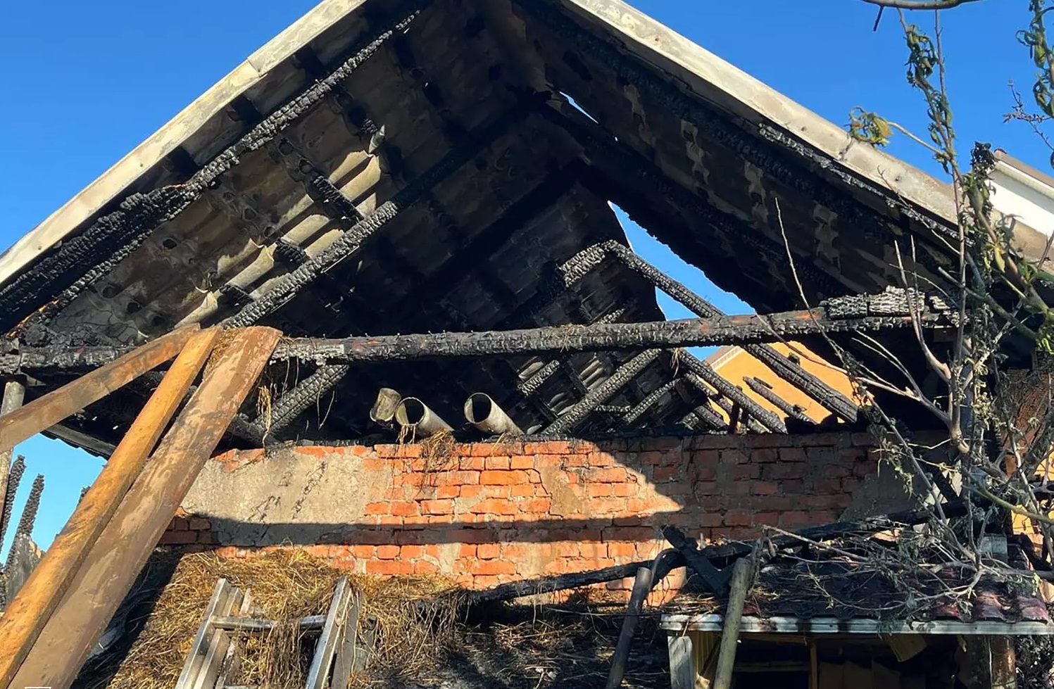 У Кольчині на Мукачівщині на пожежі в літній кухні отримала опіки жінка (ФОТО)
