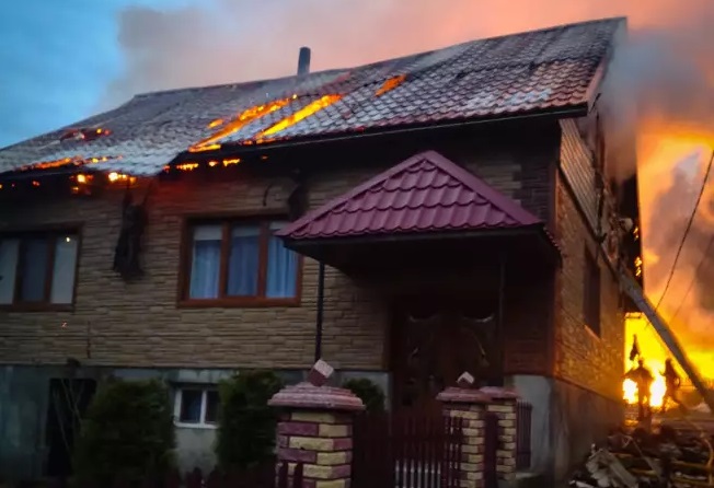 У Негровці Колочавської громади через пожежу в хліві вигорів розташований поруч будинок (ФОТО)