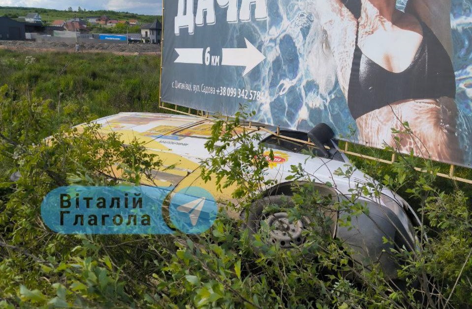 ФОТОФАКТ. Біля Ужгорода мікроавтобус злетів із траси під білборд, є постраждалі (ФОТО)