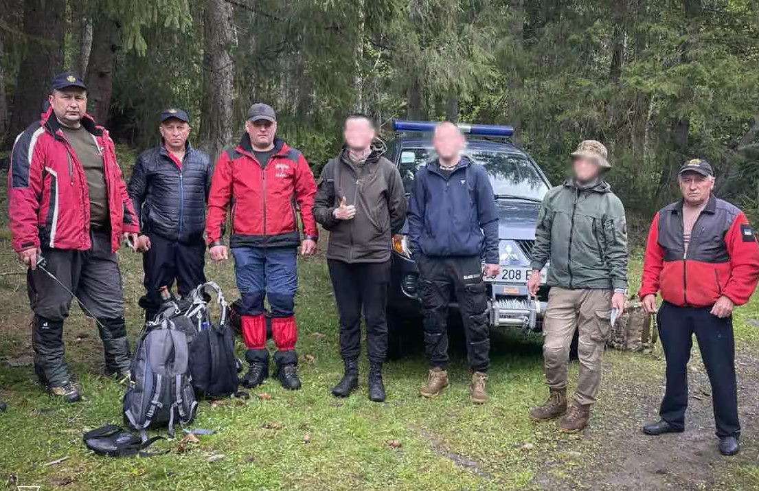 На Рахівщині гірські рятувальники та прикордонники відшукали 3-х "туристів", що виснажились і заблукали (ФОТО)