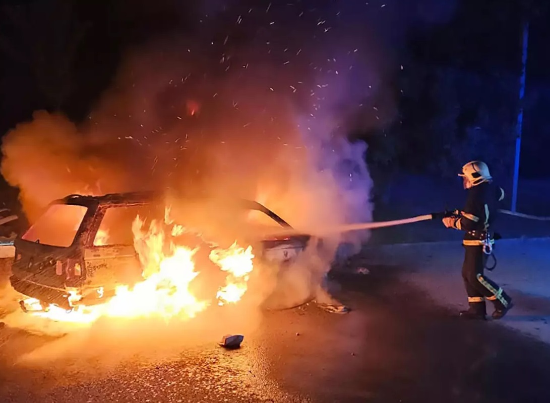 У Хусті горіло Peugeot, а в Мукачеві – Volkswagen (ФОТО)