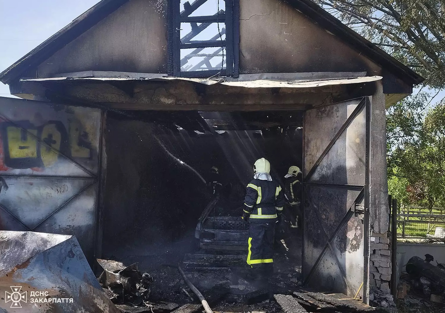 У Нижній Апші на Тячівщині у гаражі згорів ВАЗ 2109, а поруч обгорів Ford Mondeo (ФОТО)