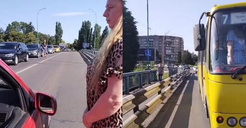 Подружжя волонтерки та військового зупиняють рух на транспортному мосту в Ужгороді на хвилину мовчання (ВІДЕО)
