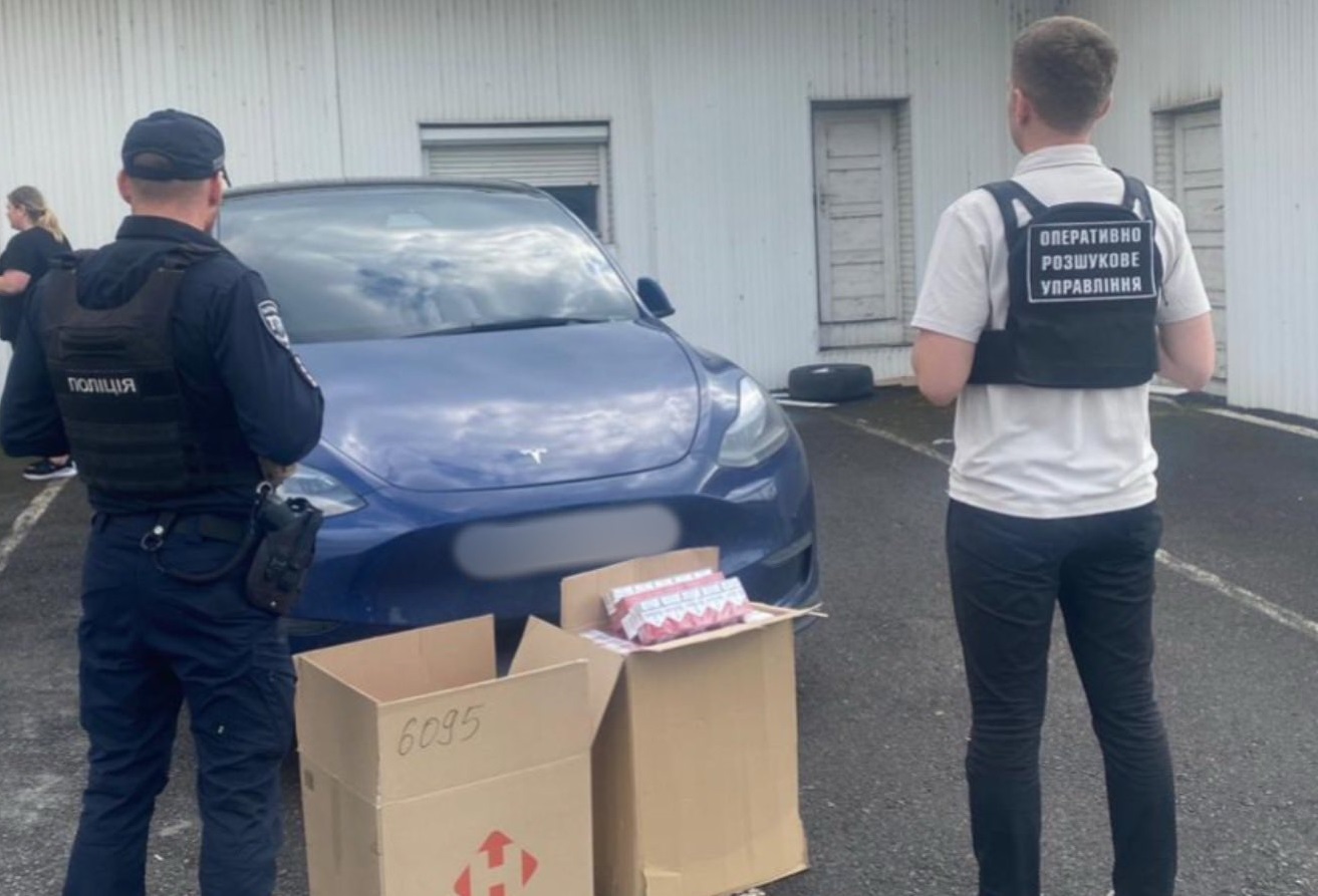 У Мукачеві в авто Tesla виявили 100 блоків "безакцизних" сигарет (ФОТО)