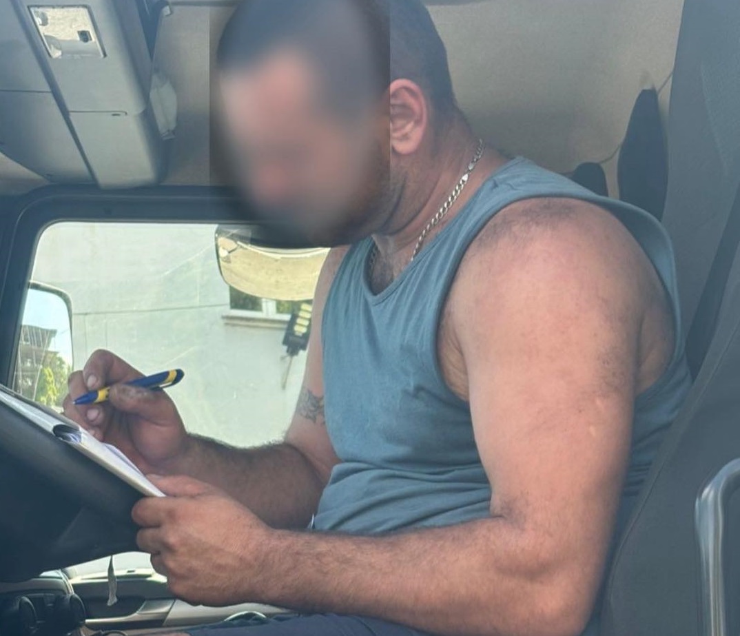 В Ужгороді вилучили посвідчення водія у наркоп'яного керманича вантажівки, що потрапила в ДТП (ФОТО)