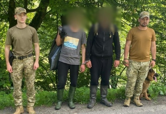 На Рахівщині за 100 м від кордону затримали 2-х "ухилянтів" з Харківщини, які 2 тижні блукали горами (ФОТО)
