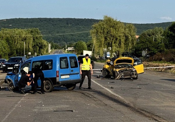 У зіткненні двох авто на об'їзній Ужгорода загинула жінка-водій, водія і пасажирку іншого авто травмовано (ФОТО, ВІДЕО)