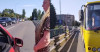 Подружжя волонтерки та військового зупиняють рух на транспортному мосту в Ужгороді на хвилину мовчання (ВІДЕО)