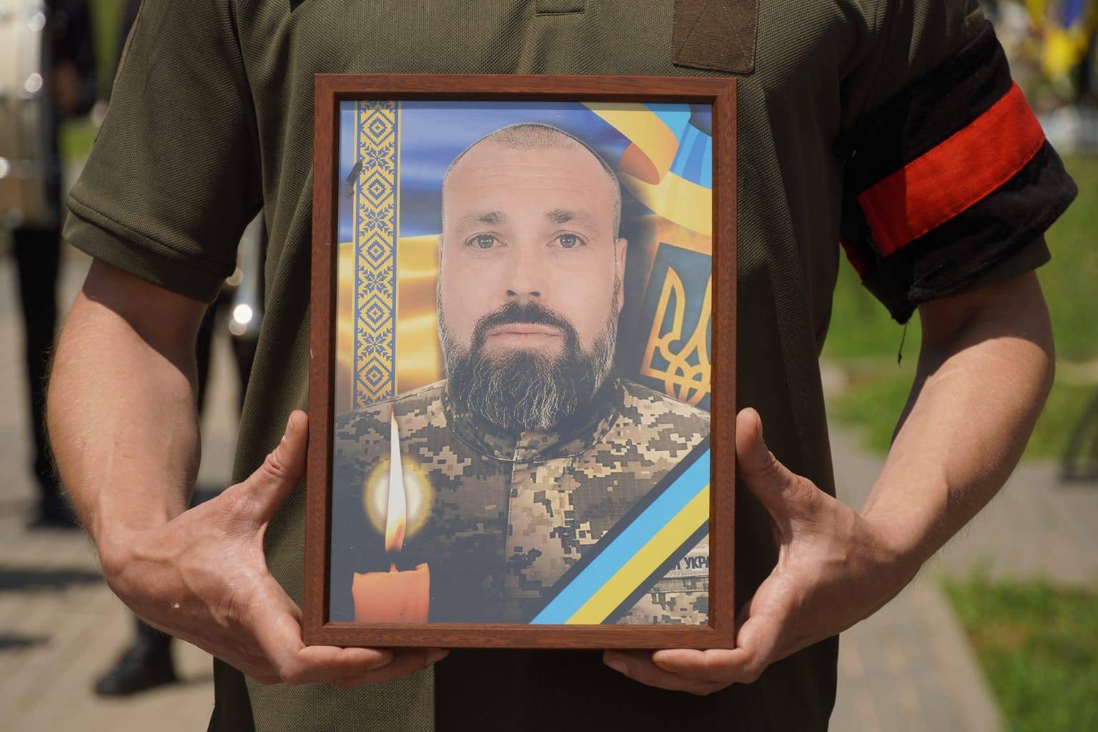 В Ужгороді провели в останню путь полеглого у війні Віктора Набожного (ФОТО)