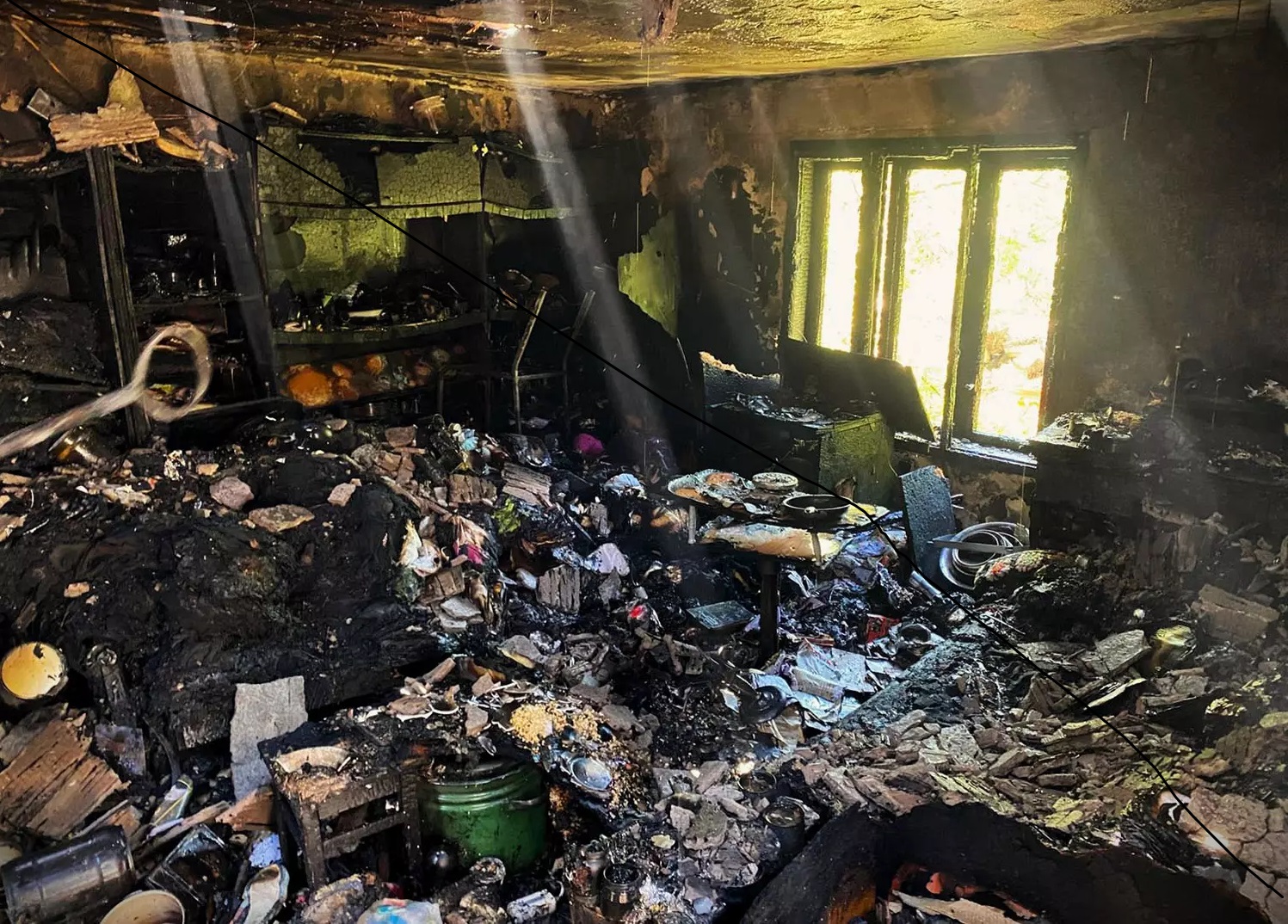 У Лавках Мукачівської громади через піч, залишену розпаленою для приготування їжі, згоріла надвірна споруда (ФОТО)
