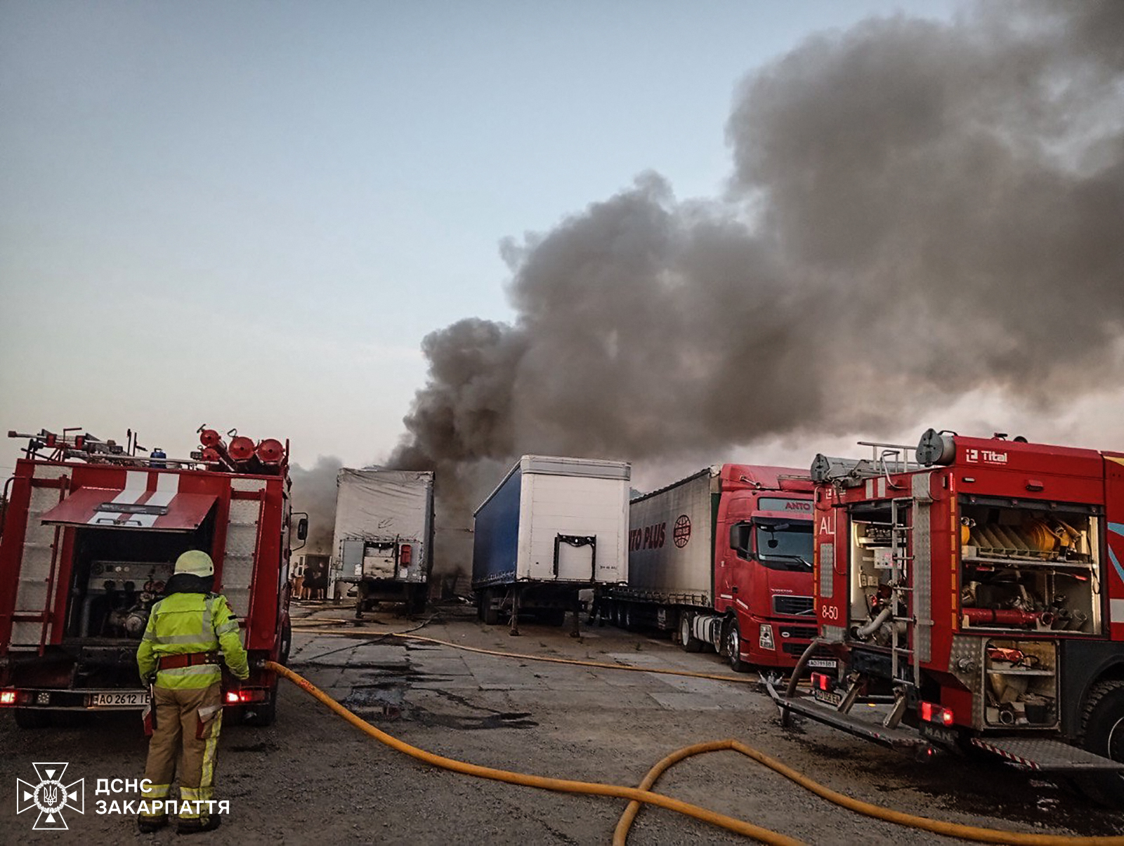 У Бедевлі на Тячівщині через пожежу в гаражі згоріли припарковані поруч причепи і бульдозер (ФОТО)