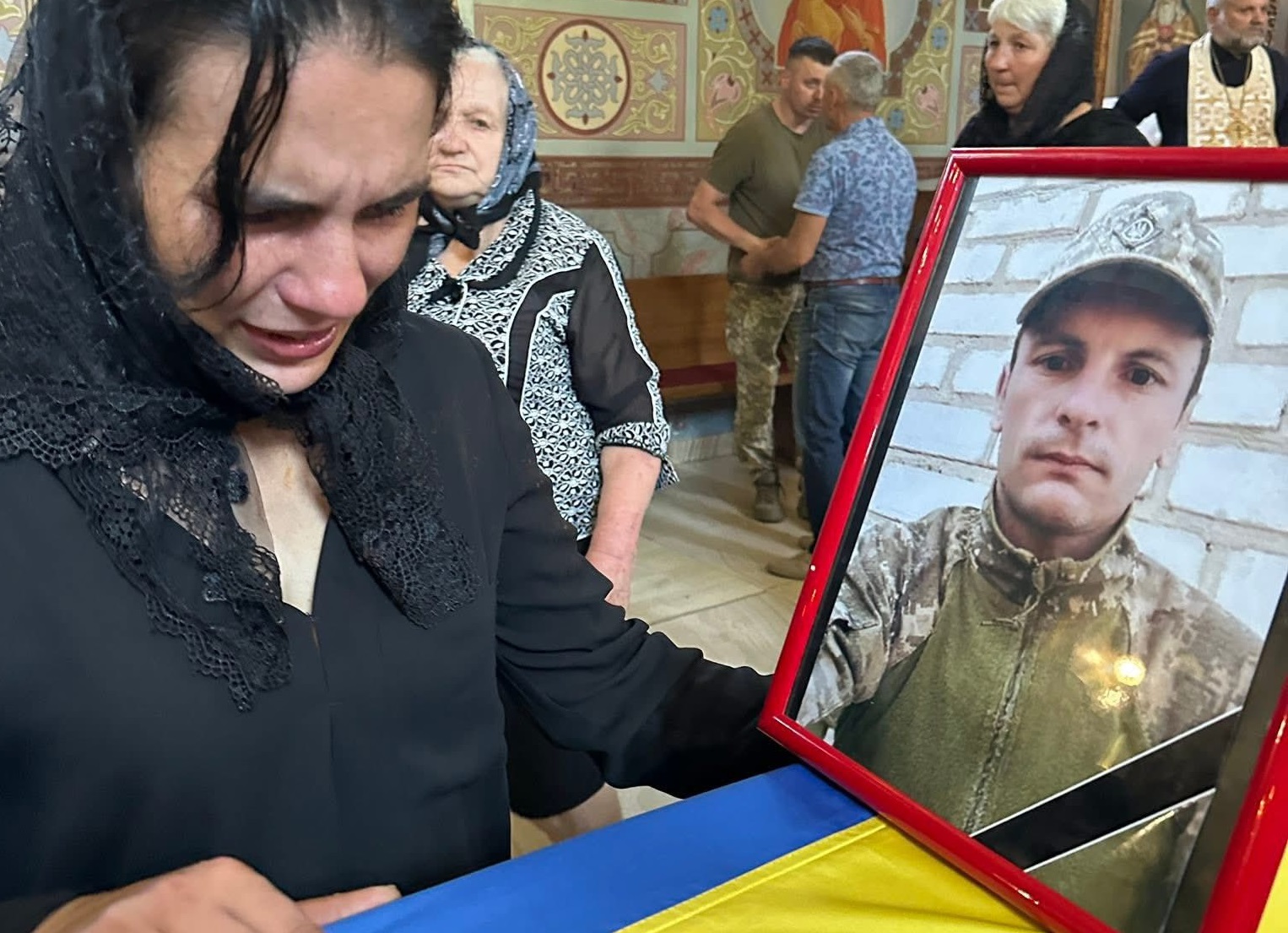 У Голубиному на Мукачівщині провели в останню дорогу полеглого Героя Андрія Лоскоріха (ФОТО)