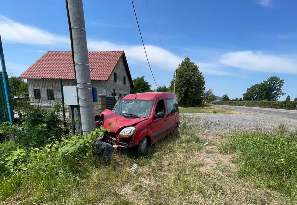 На виїзді з Мукачева п'яна водійка Renault в'їхала в бетонний стовп (ФОТО)