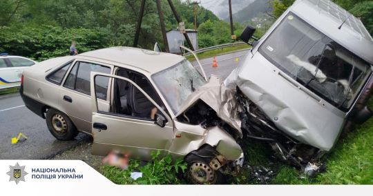 Внаслідок зіткнення легковика та мікроавтобуса на Рахівщині загинула водійка, ще 2 людей травмовані (ФОТО)