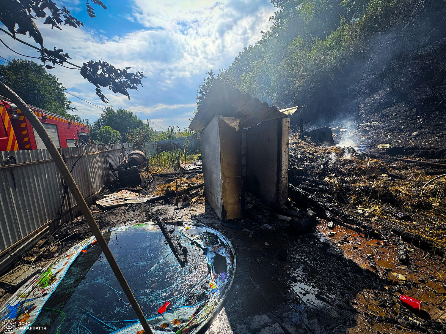 У Чинадійові через пожежу в надвірній споруді з сіном "підгоріли" два припарковані поруч авто (ФОТО)