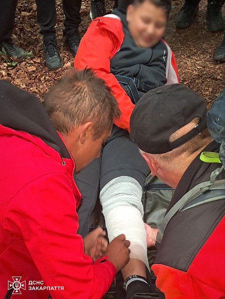 На Закарпатті на квадроциклах спускали з гір 12-річного туриста, що підвернув ногу (ФОТО)