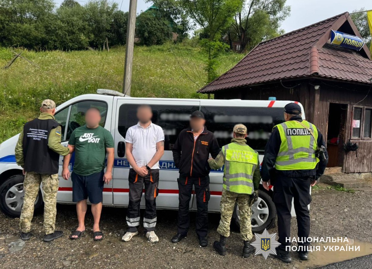 На Рахівщині затримали харків'ян, які під виглядом "швидкої" переправляли "ухилянтів" до Румунії (ФОТО)