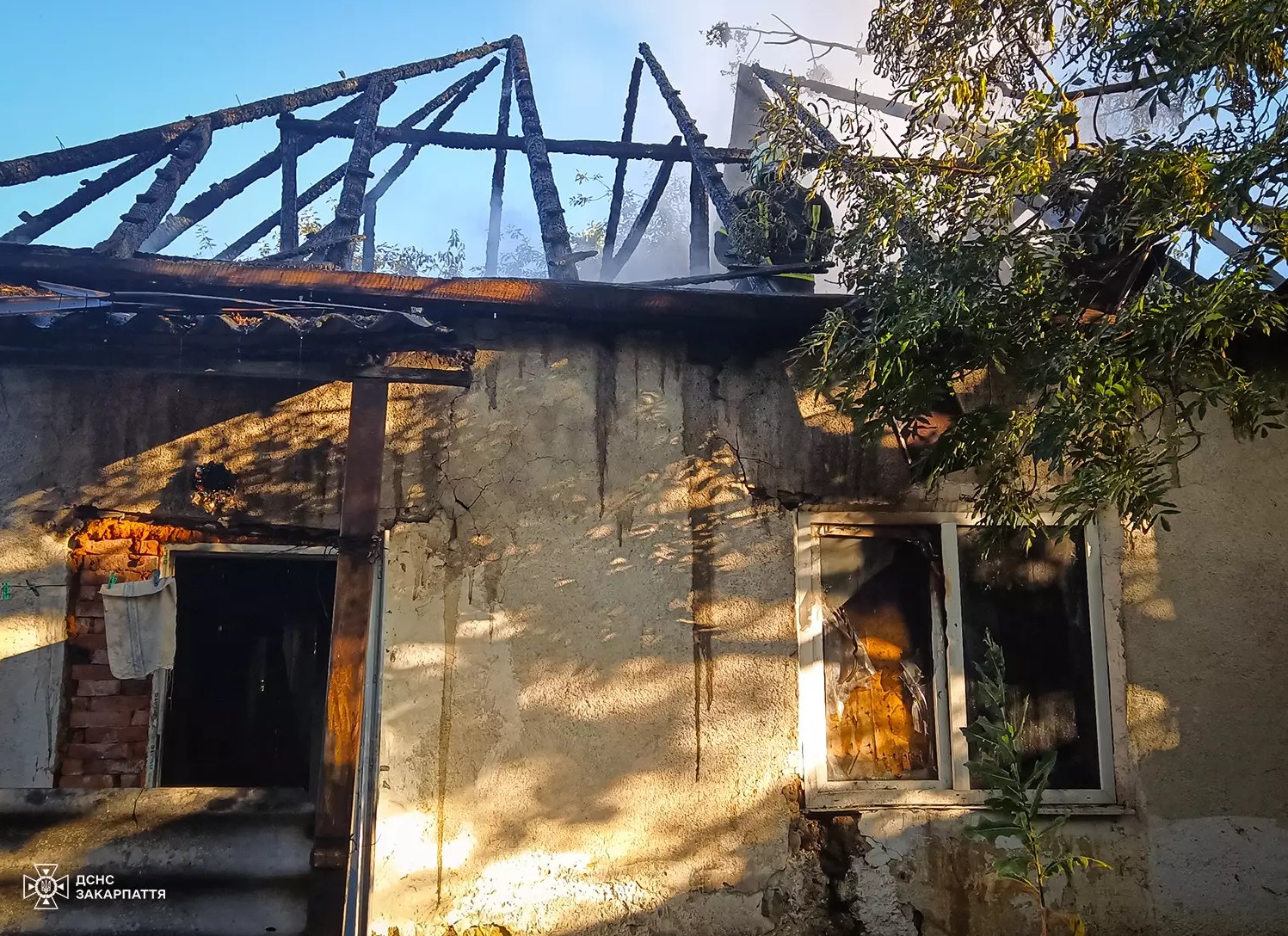 Через незагашену свічку у Греблі на Хустщині вигорів будинок (ФОТО)