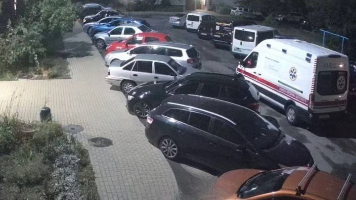 В Ужгороді чоловік, що незаконно утримував в квартирі дівчину, тікаючи від поліції впав з 7-го поверху