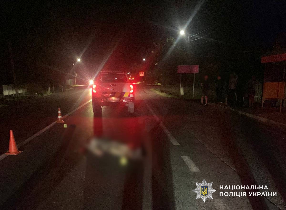 На Мукачівщині автомобіль на смерть переїхав чоловіка, який ліг на дорогу (ФОТО)