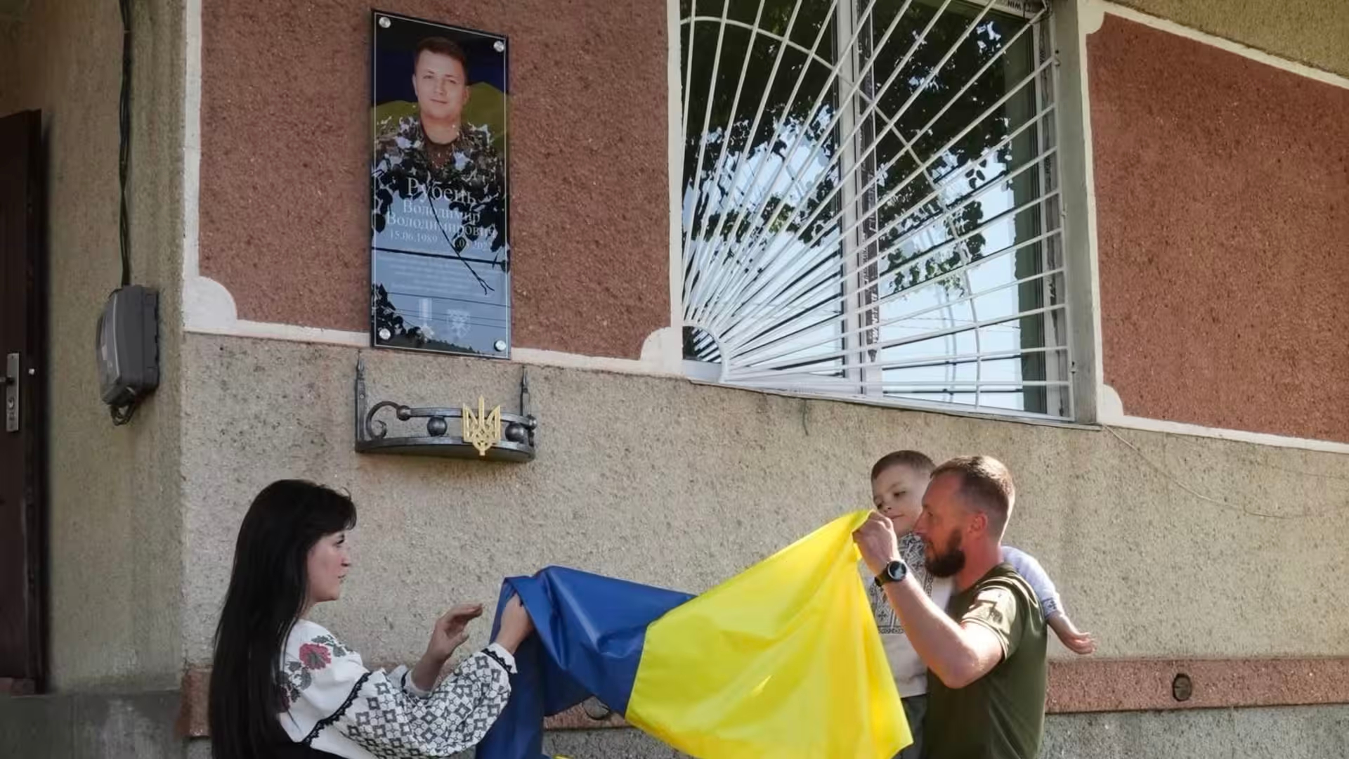 У Міжгір’ї відкрили меморіальну дошку на честь воїна Володимира Рубця (ФОТО)