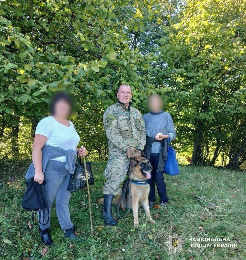 На Рахівщині службовий пес знову врятував жінку, яка загубилася в лісі (ФОТО)