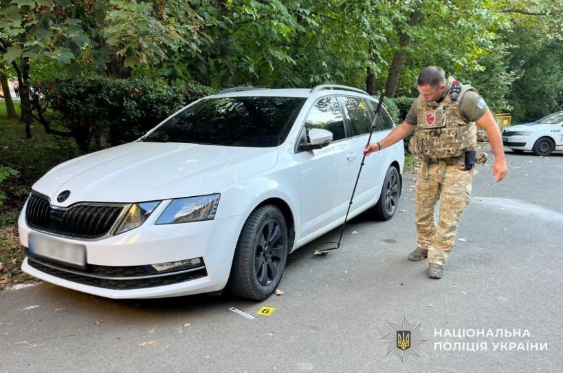 У Мукачеві під колесом авто знайшли тренувальну гранату (ФОТО)