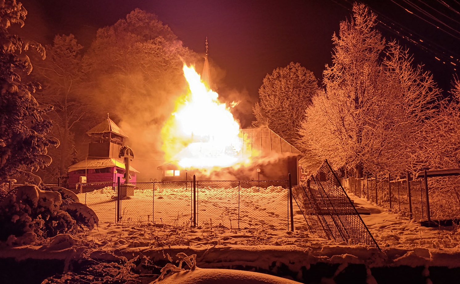На Хустщині горіла дерев’яна церква національного значення, яку використовувала УПЦ МП