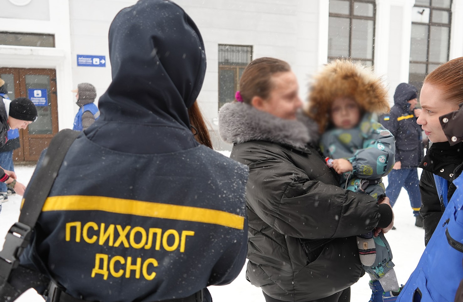 До Мукачева евакуаційним потягом прибули вимушені переселенці з прифронтових територій (ФОТО)