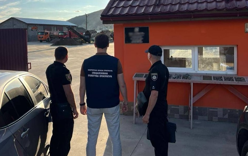 Чотирьох закарпатців підозрюють у незаконному видобутку піщано-гравійної суміші з річки Тиса (ФОТО)