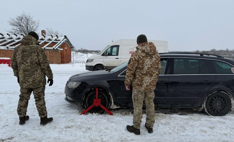 У пункті пропуску «Лужанка» затримали авто, розшукуване Інтерполом (ФОТО)
