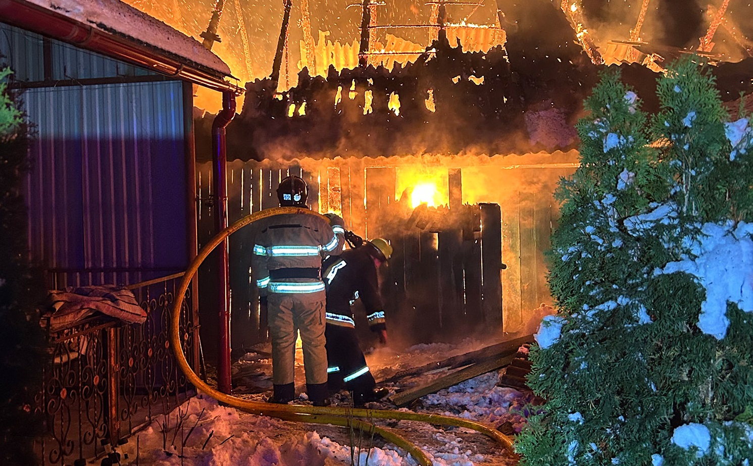 На Мукачівщині через розпалену піч ледь не згорів будинок (ФОТО)