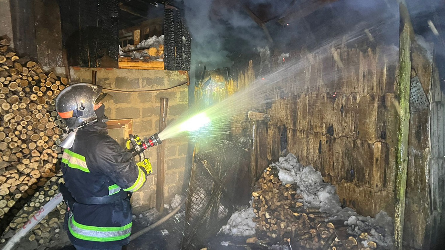 На Хустщині рятувальники ліквідували пожежу в дерев’яній будівлі (ФОТО)