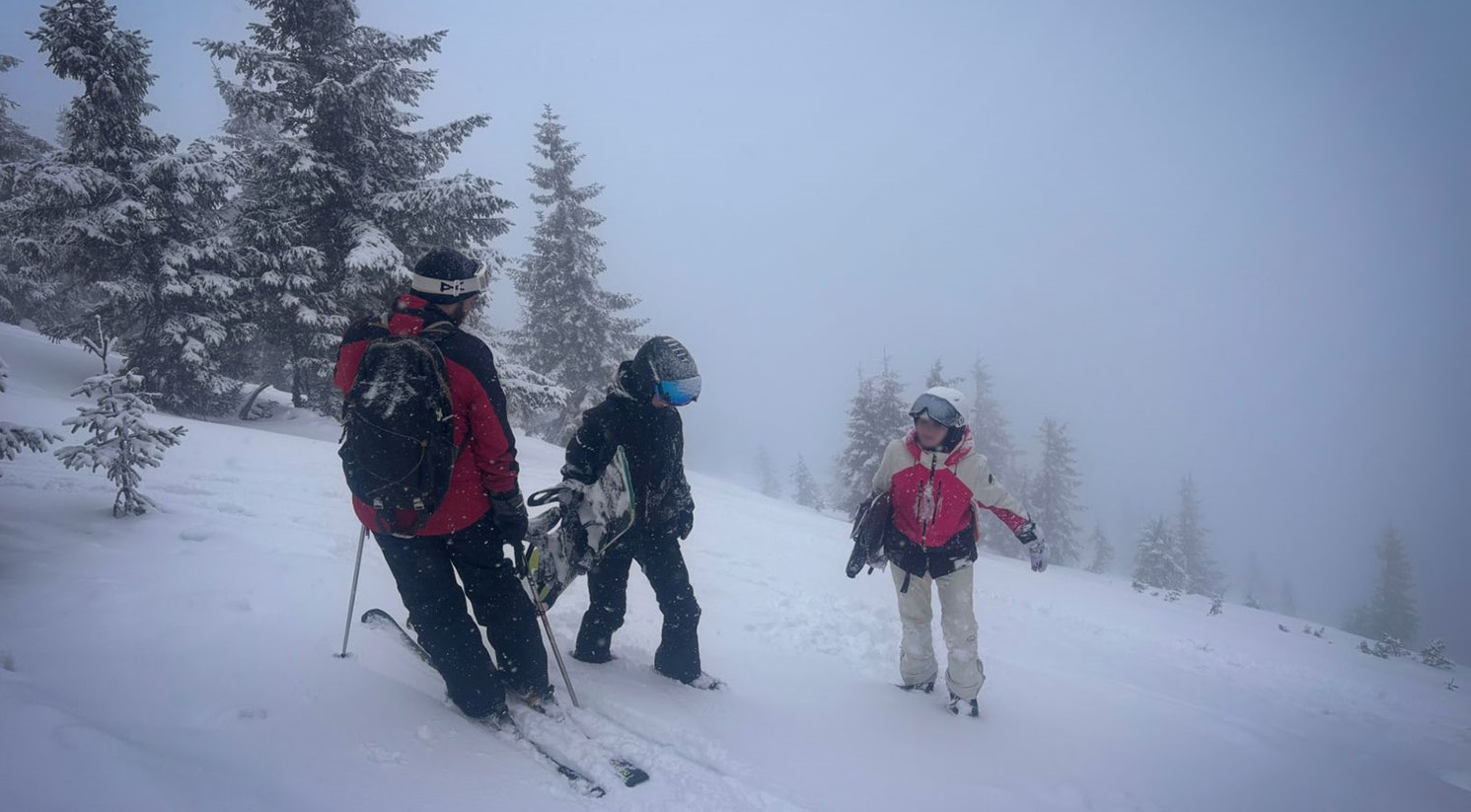 На Рахівщині рятувальники знайшли двох юних сноубордисток, які заблукали через туман (ФОТО)