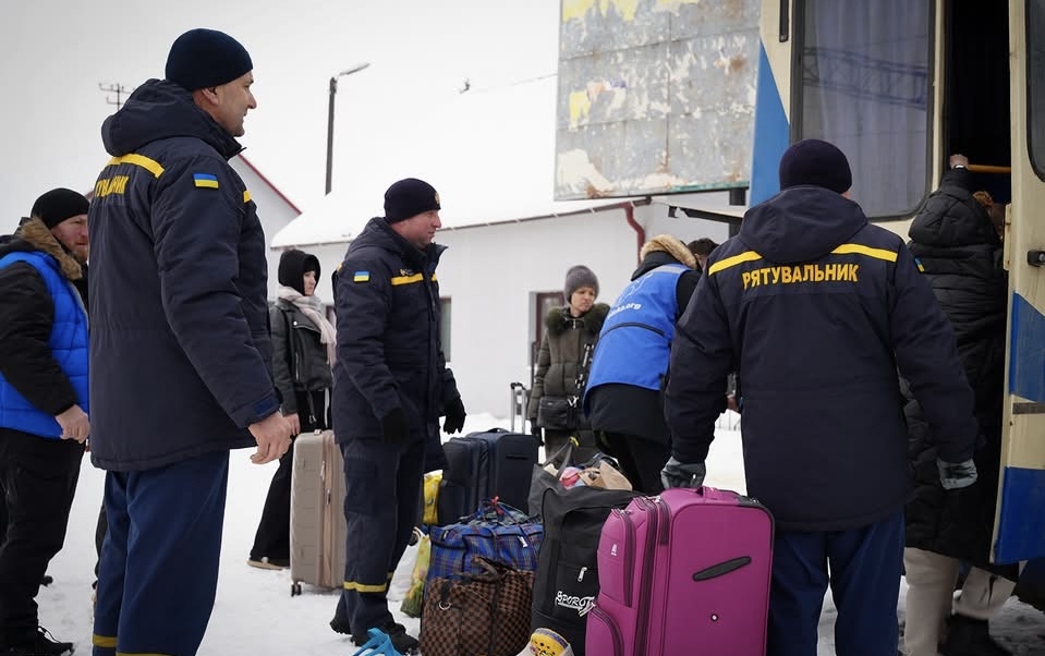 У Мукачеві зустріли евакуаційний потяг із Запорізької області (ФОТО)