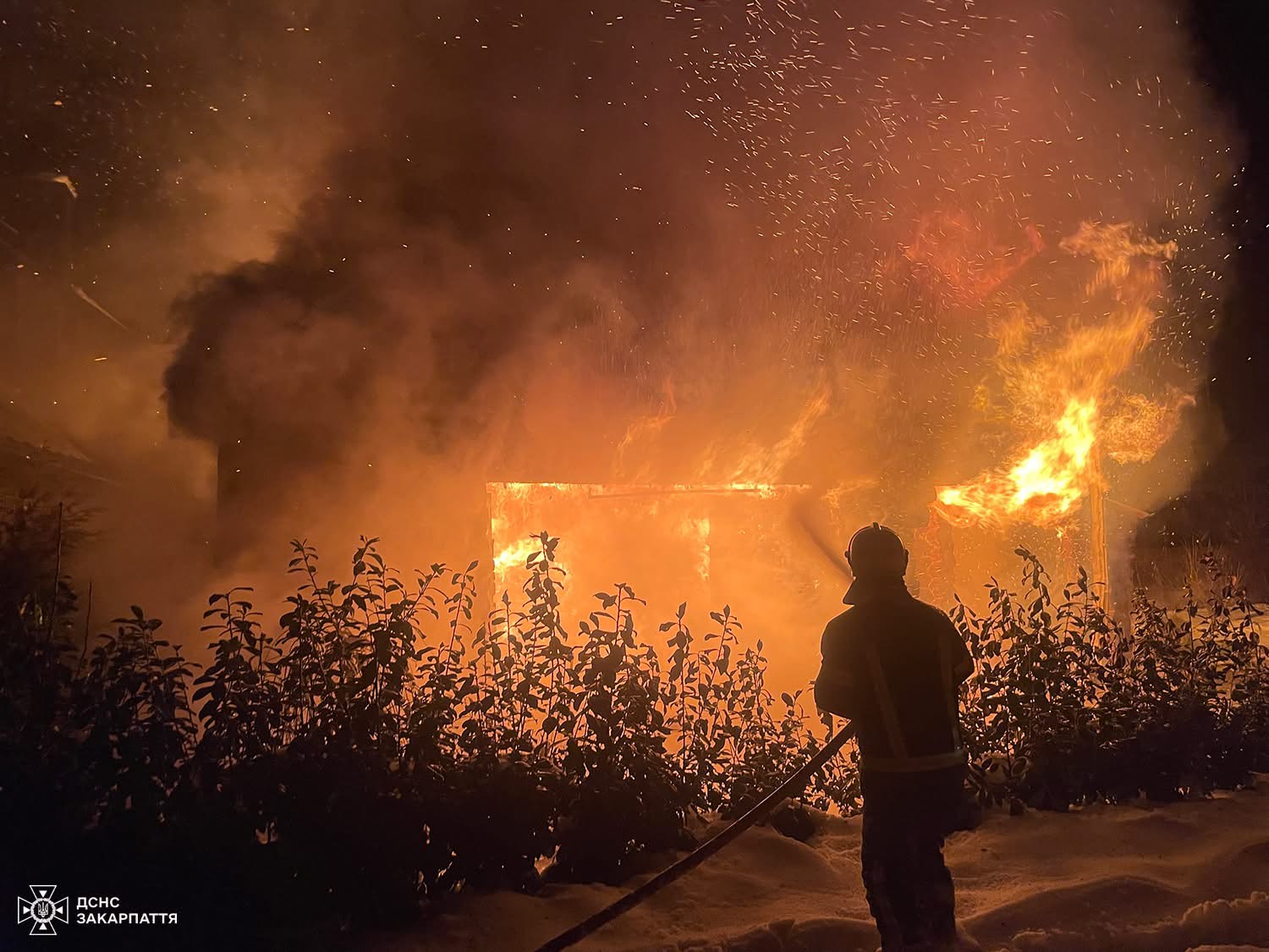 У Нересниці вночі згоріла дерев’яна лазня (ФОТО)
