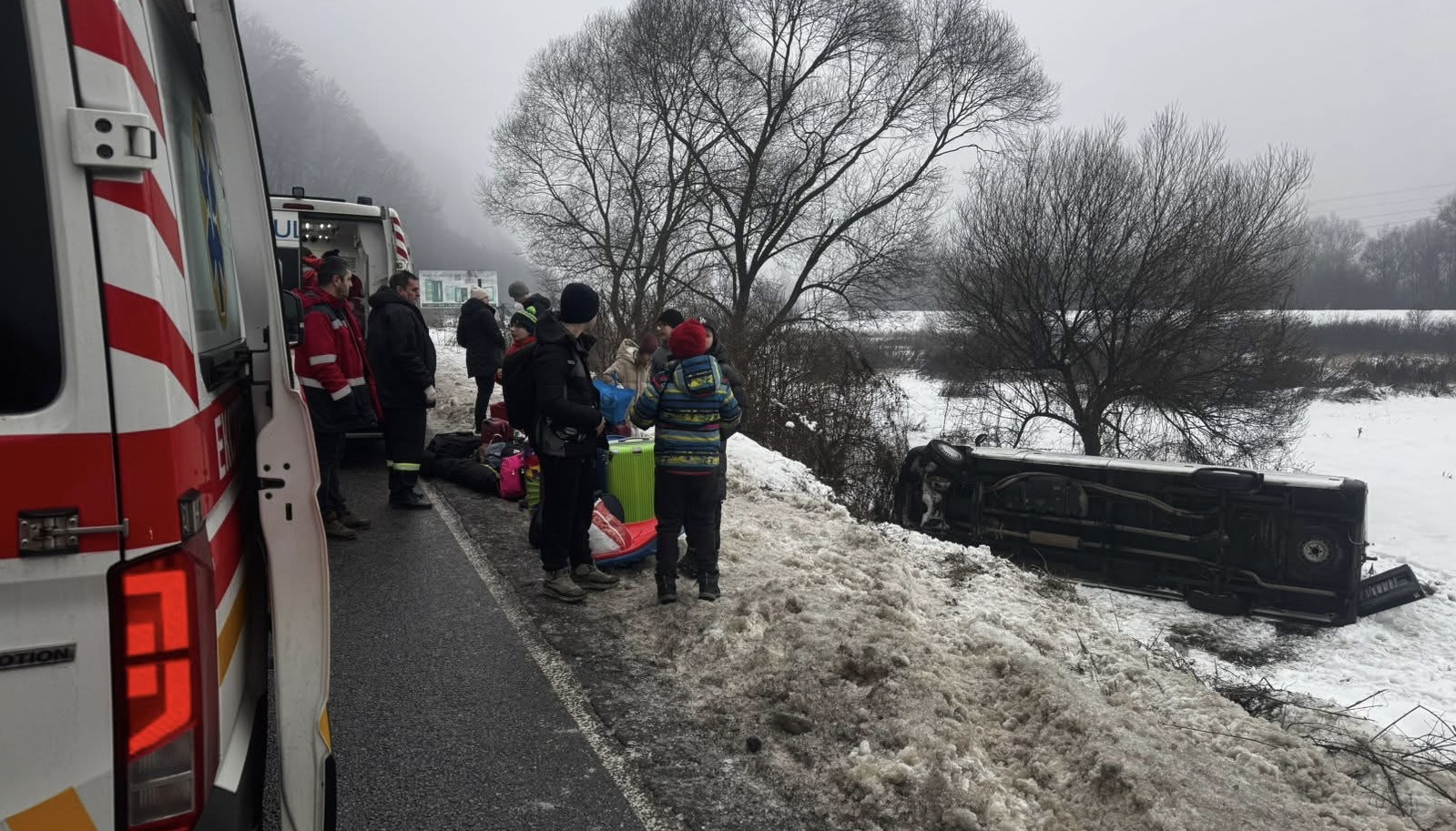 Мікроавтобус з дітьми перекинувся на трасі між Перечином і Зарічовом (ФОТО)