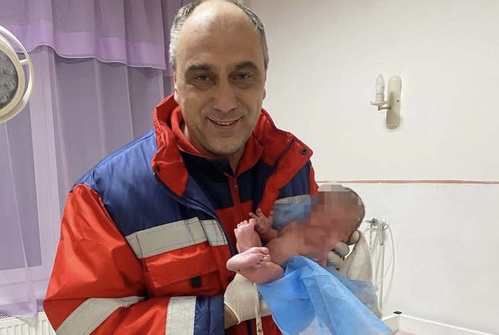 На Хустщині через негоду медикам довелося приймати пологи на виклику (ФОТО)