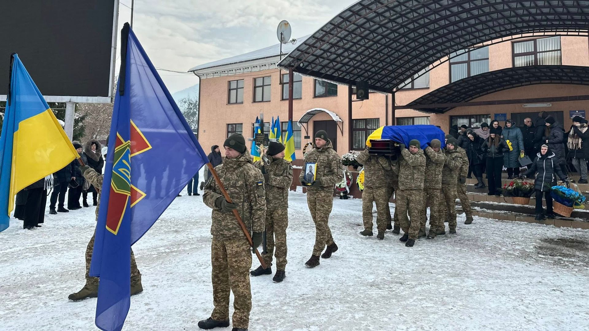 У Тячеві попрощалися з полеглим захисником Олександром Томишинцем, який майже два роки вважався зниклим безвісти (ФОТО)