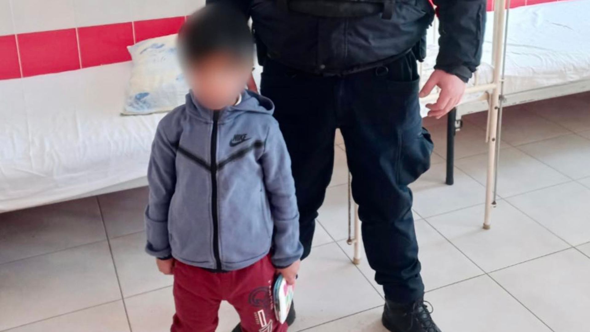 У Мукачеві патрульні знайшли малолітнього хлопчика, який залишився без нагляду (ФОТО)