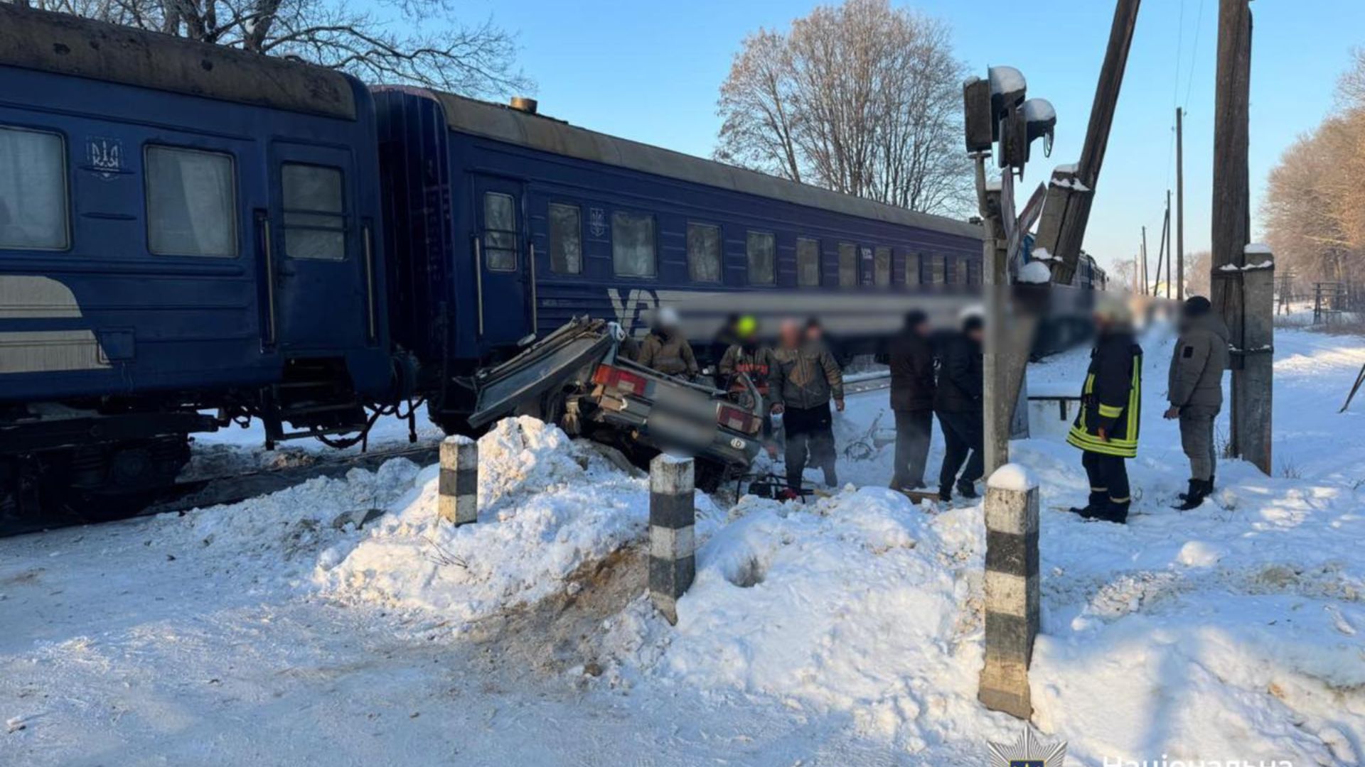 Поїзд «Київ — Ясіня» зіштовхнувся з авто на Прикарпатті (ФОТО)