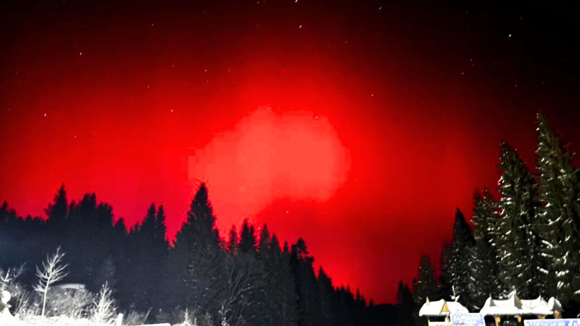 Закарпатські прикордонники зафіксували багряне полярне сяйво над Торунським перевалом (ФОТО)