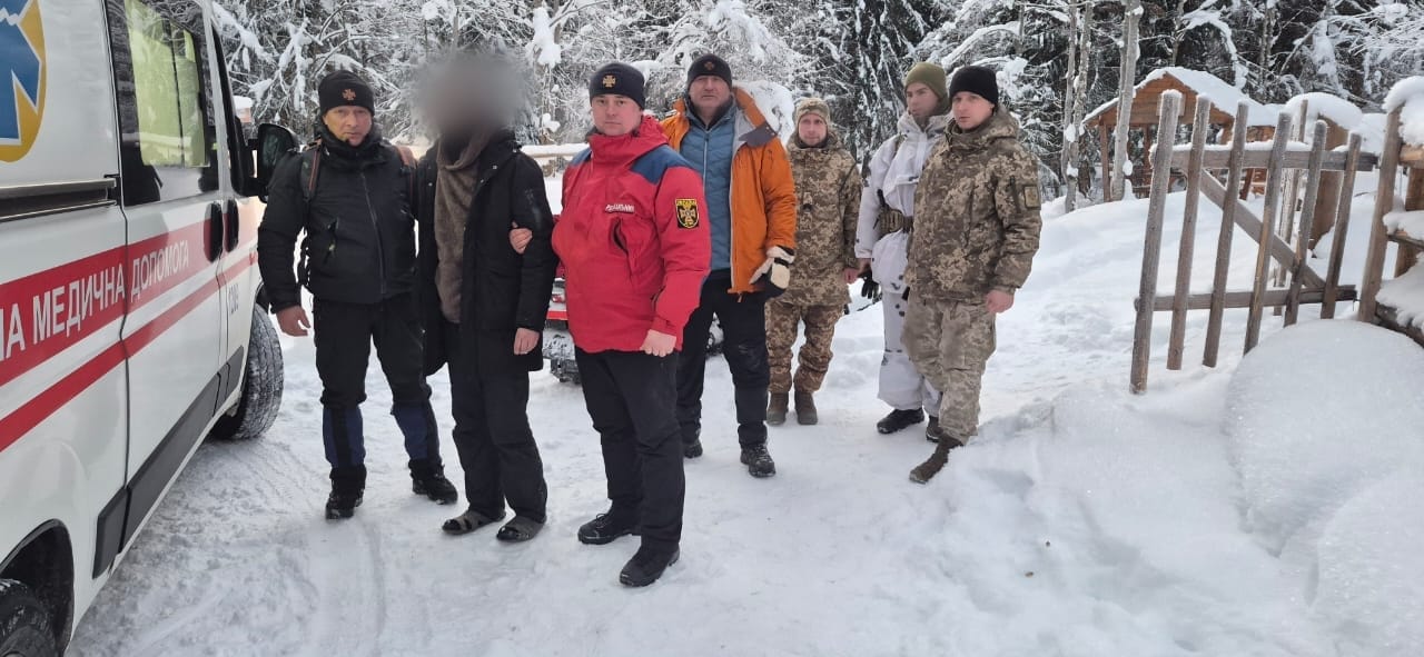 Закарпатські прикордонники врятували 24-річного чоловіка, який намагався горами пройти у Румунію (ФОТО)