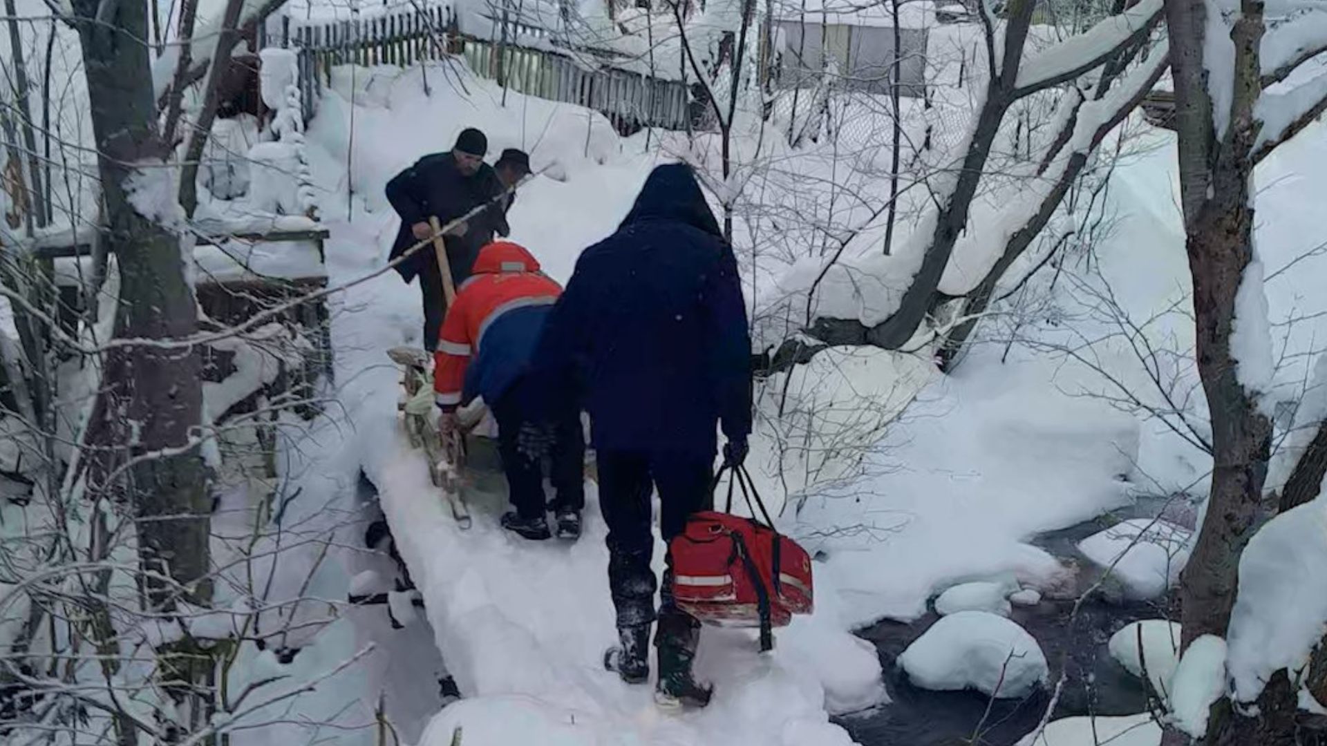 У Колочаві пацієнта доставляли до "швидкої" на санчатах (ФОТО)