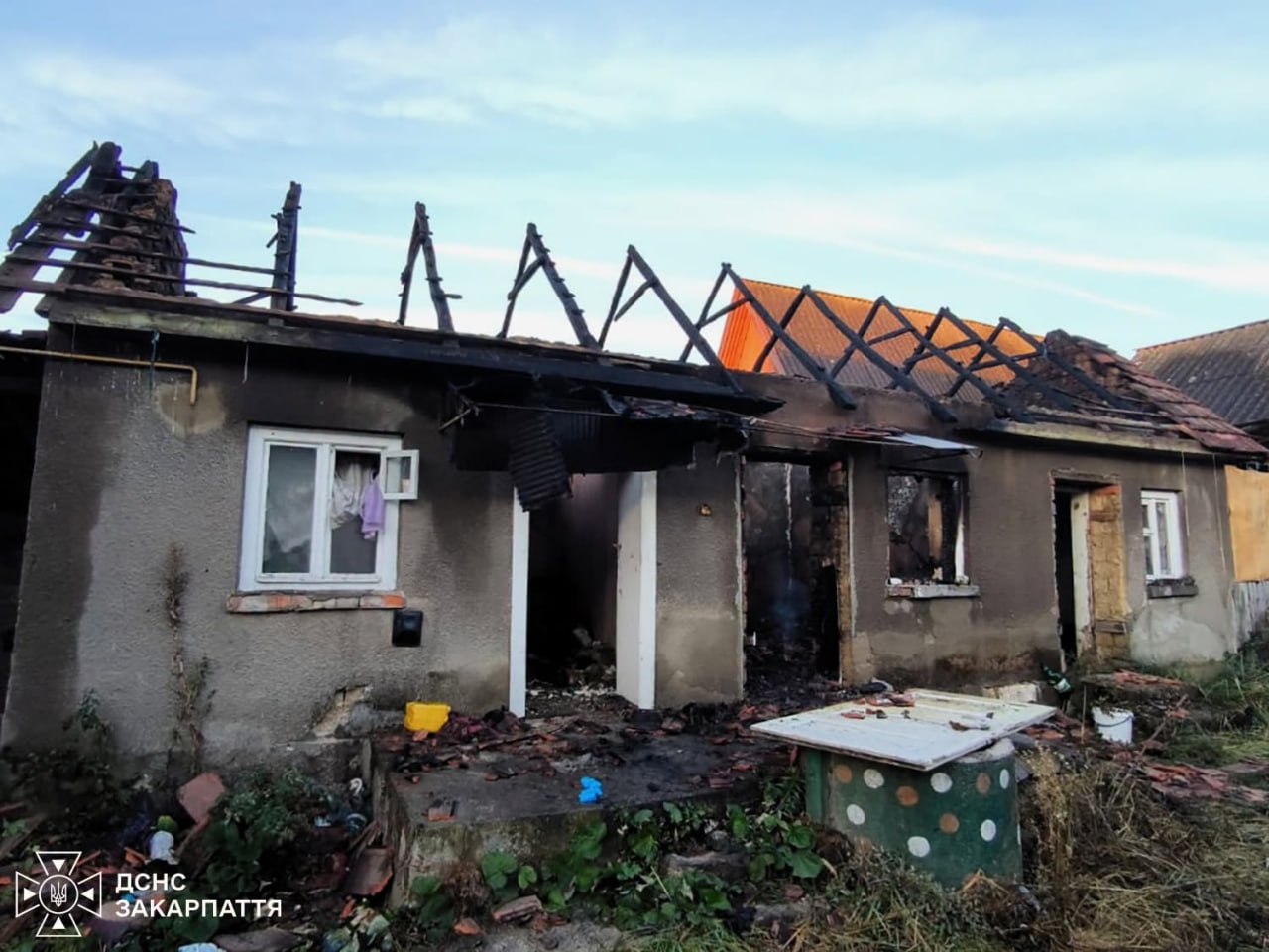 На Мукачівщині рятувальники виявили тіло чоловіка під час гасіння пожежі (ФОТО)
