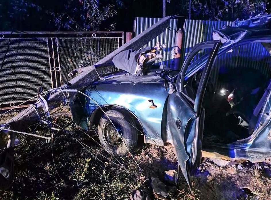 На Ужгородщині пасажира затисло в понівеченому авто після зіткнення з бетонною опорою (ФОТО)