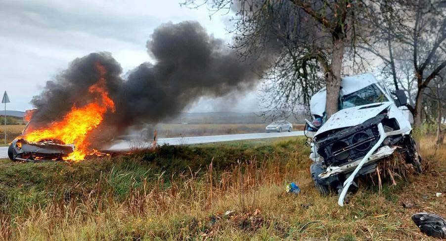 На Закарпатті після зіткнення Mercedes та Audi загорівся автомобіль (ФОТО)