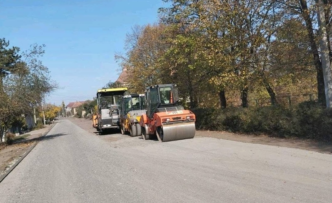 На Закарпатті ремонтують дороги у чотирьох районах області (ФОТО)