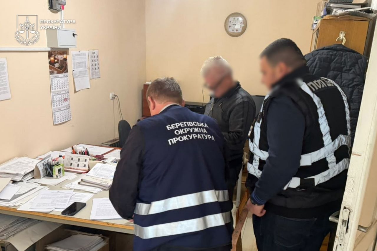 У Берегові підозрюють чиновника міськради та підрядника у привласненні коштів на ремонт тротуару (ФОТО)